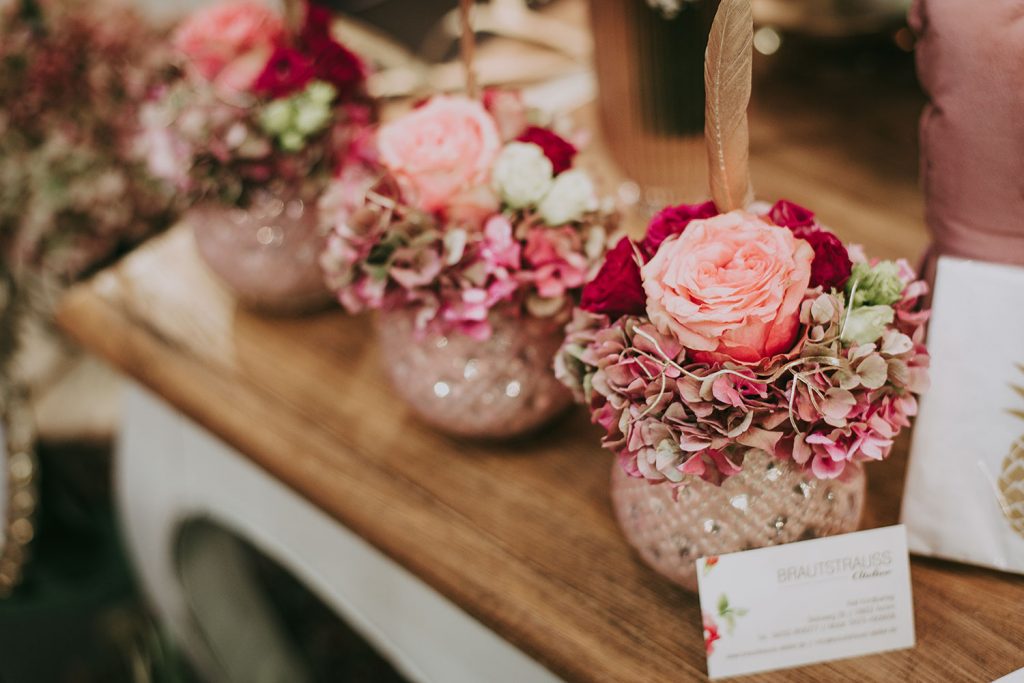 Blumendekoration als Gastgeschenk