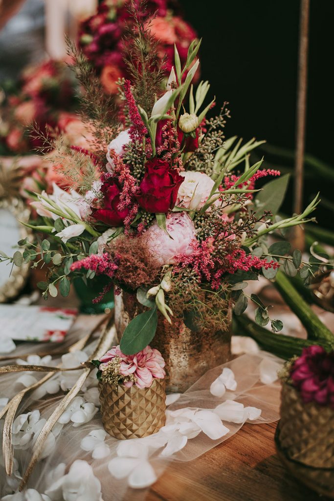 FArbiger Blumenstrauss als Tischeko in Rot