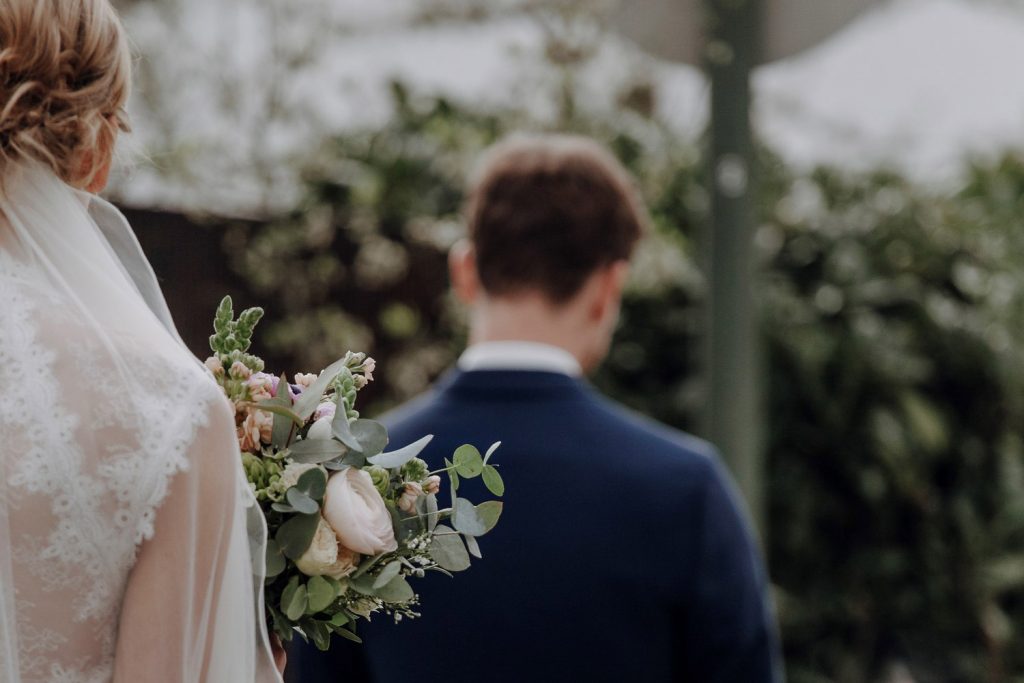 Paar sieht sich das erste mal beim Paarshooting