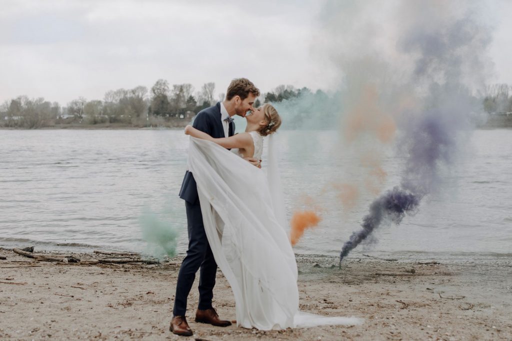 Kuss eines Paares an einem See