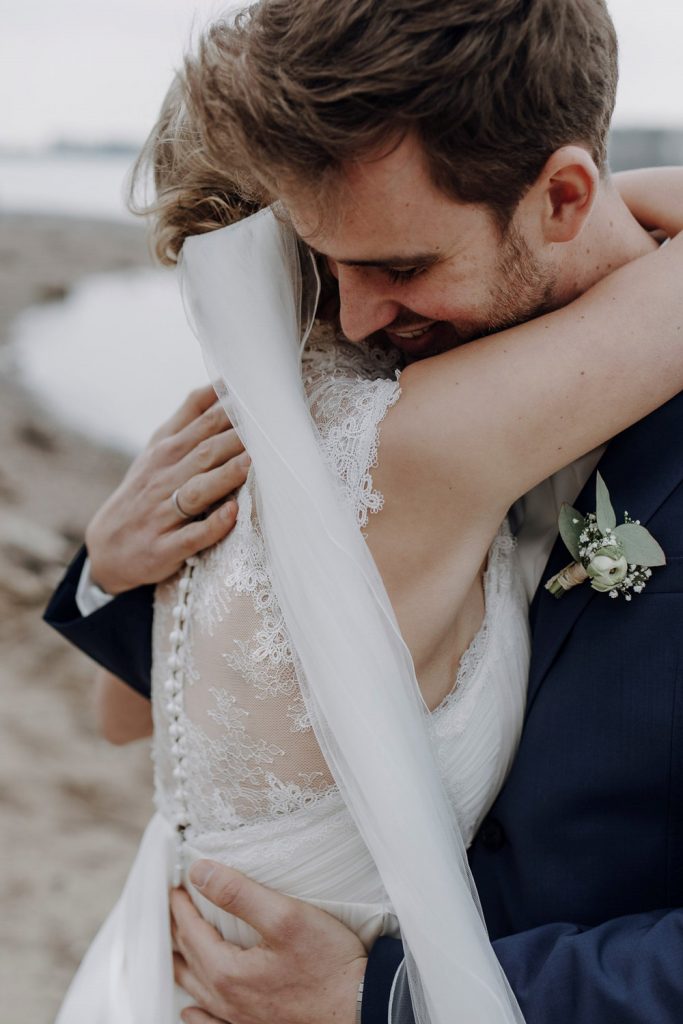 Liebevolle Umarmung des Brautpaars