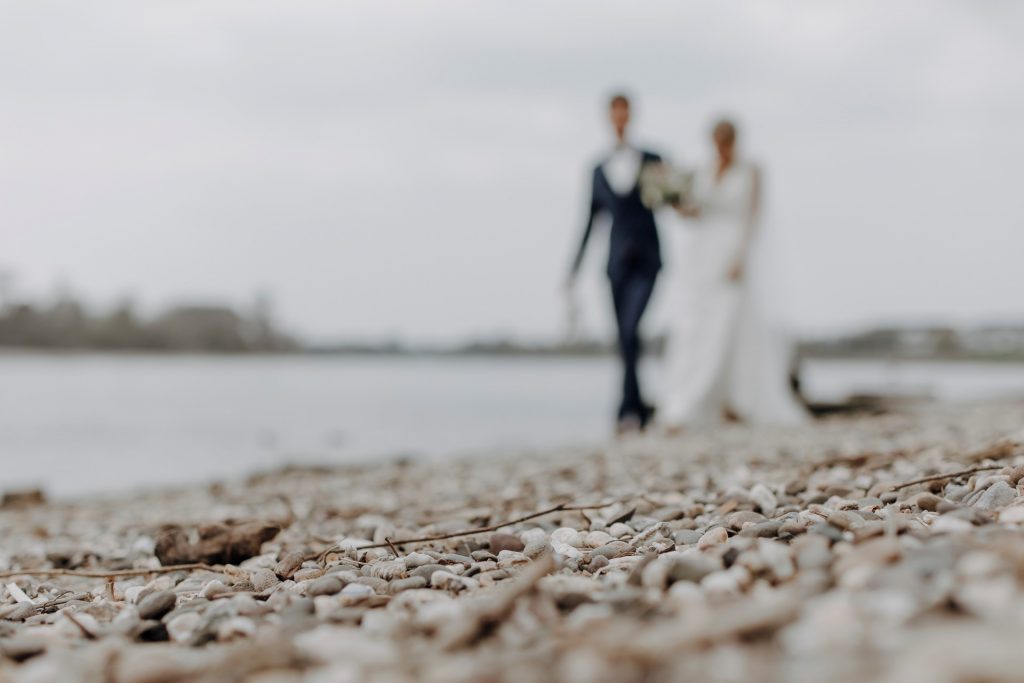 Spaziergang beim Paarshooting am Strand