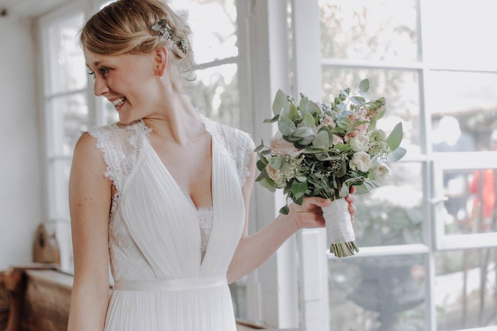 Braut wartet am Altar