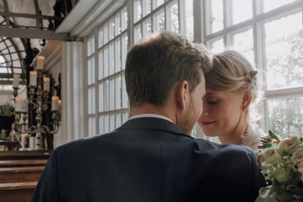 Gefühlvolle Blicke eines Brautpaares