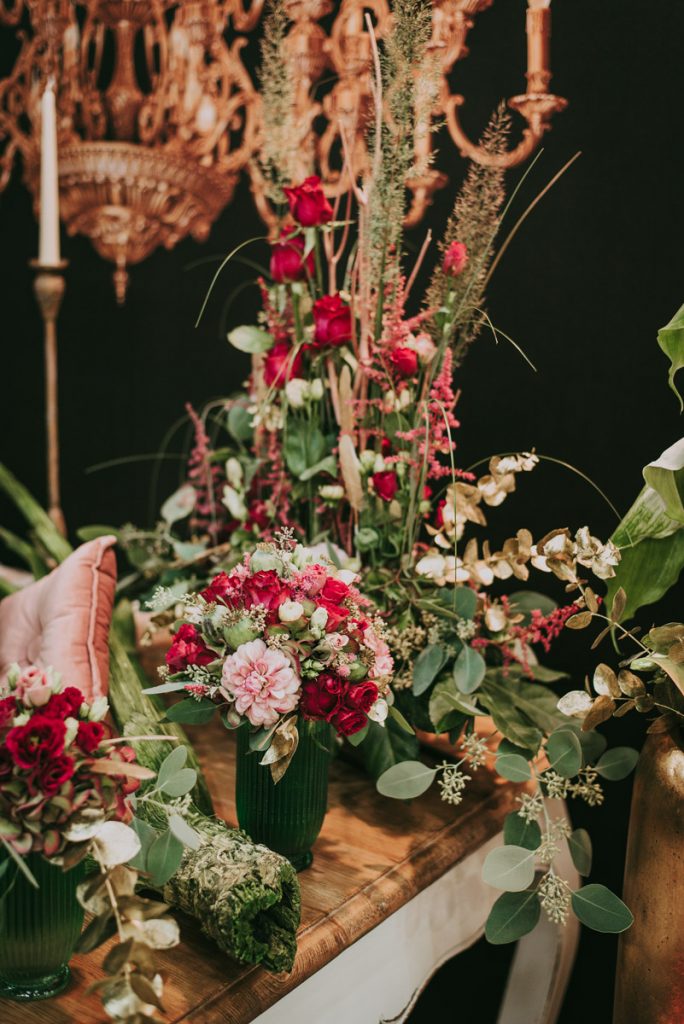 Blumen in einem roten Farbkonzept