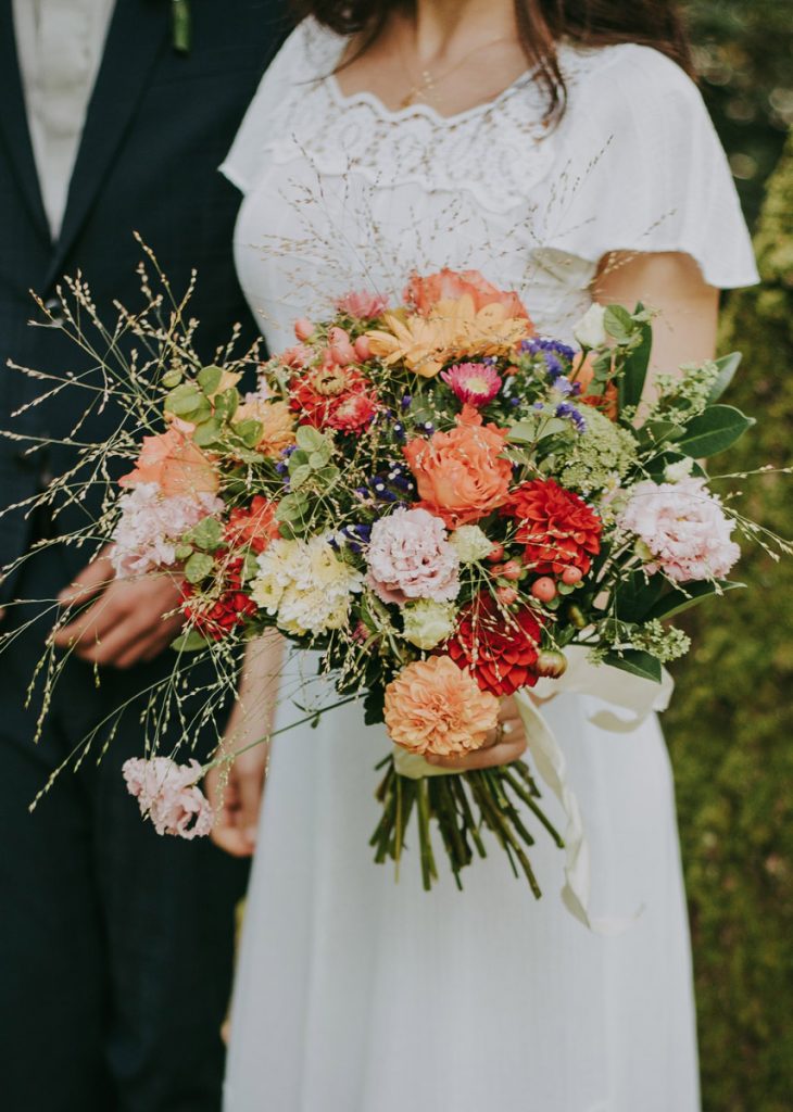 Farbkonzept eines Brautstrauß mit hellen und dunklen Farben