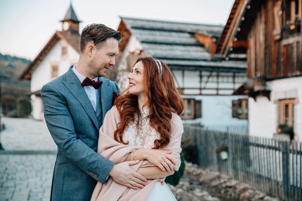 Anreise des Paars zu ihrer intimen Hochzeit