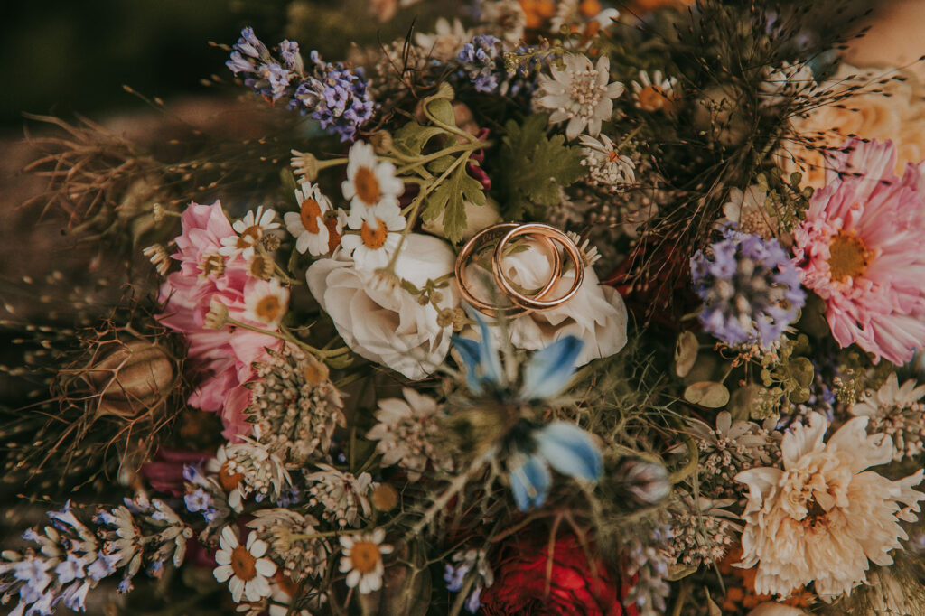Blumenstrauss als Kissen für Trauringe