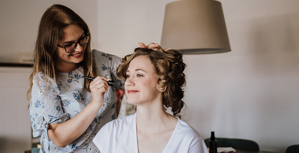 Finalisierung des Make-Ups beim Proebtermin Braut wird von professioneller Visagistin geschminkt