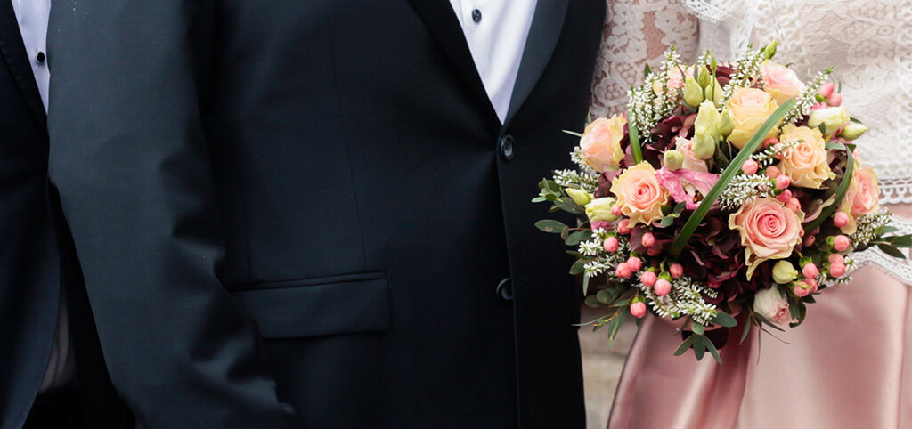 Knöpfe und Detailsbei Hochzeitskleid und Sakko