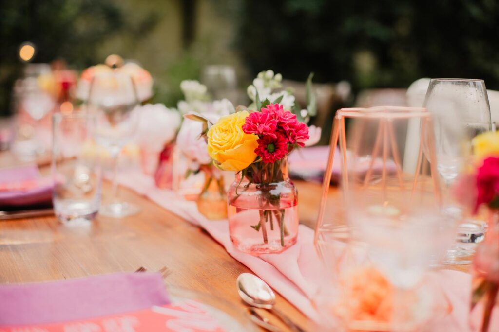 Farblich abgestimmte Tischdekoration