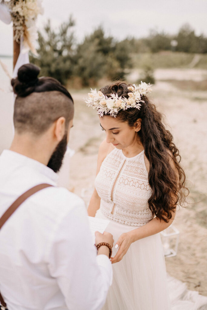 Bräutigam liest sein Ehegelübde vor