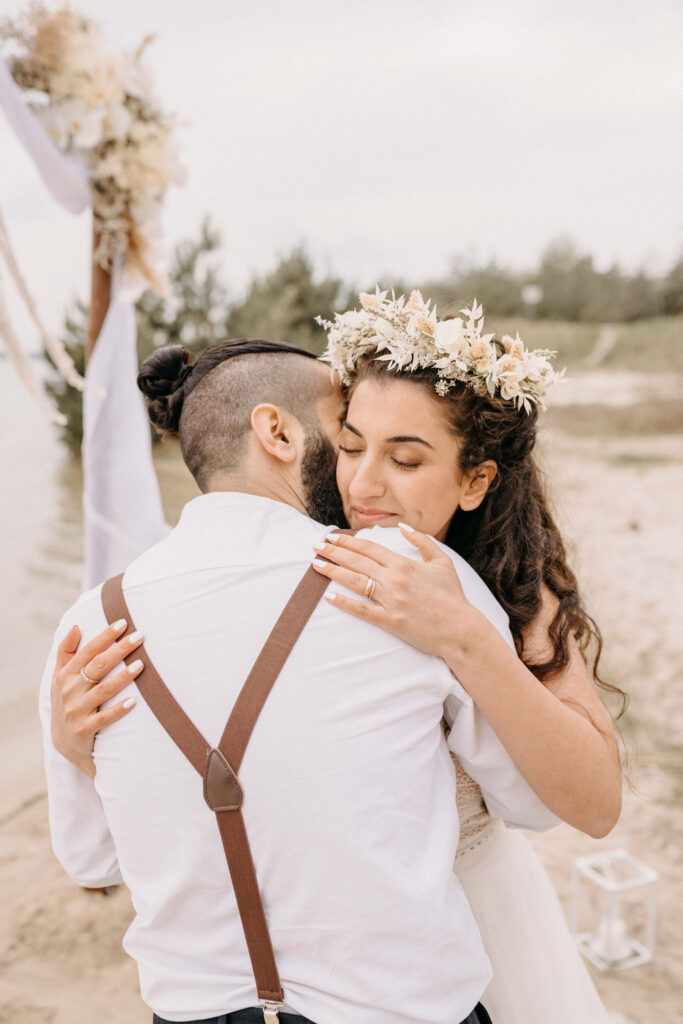 Liebevolle Umarmung des Brautpaars