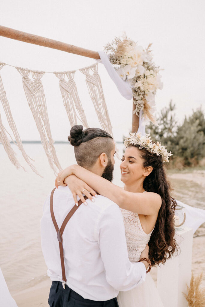 Brautpaar genießt den Moment am Strand