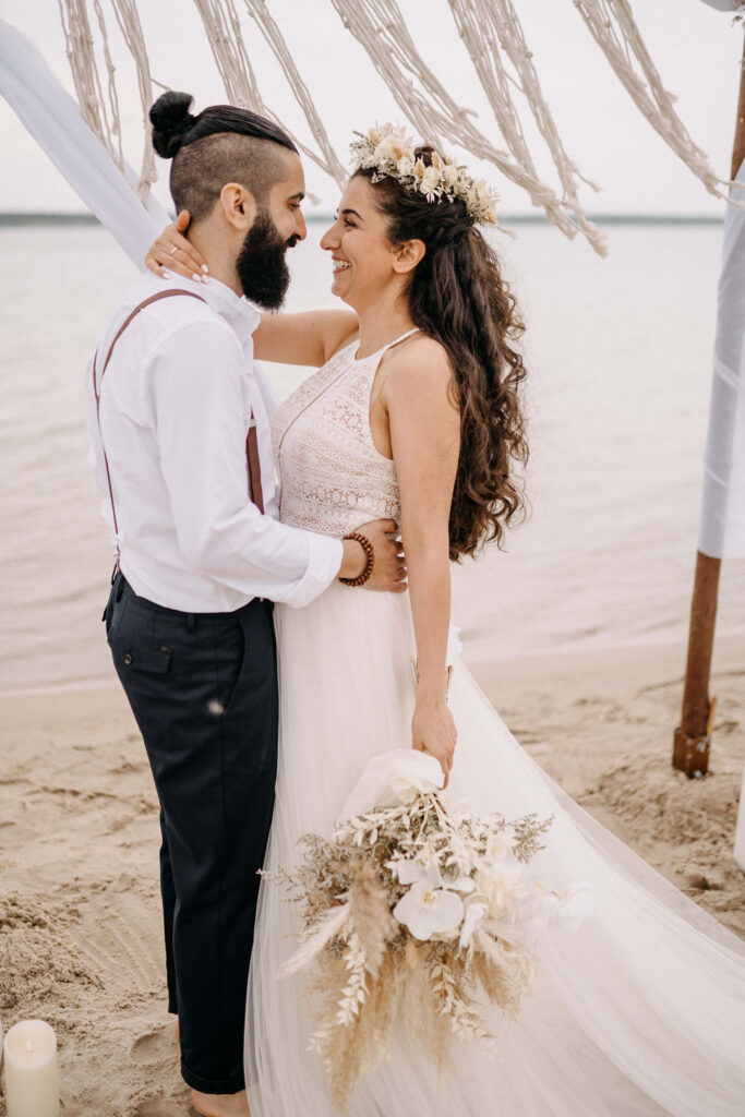 Brautpaar schaut sich liebevoll in die Augen