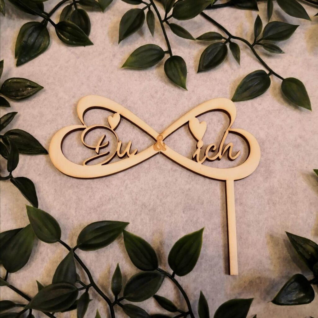 Schleife aus Herzen mit Namen des Brautpaars Schleife aus Herzen mit Namen des Brautpaars