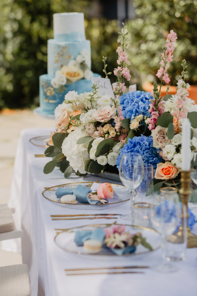 Tischdekoration mit blauen Akzenten