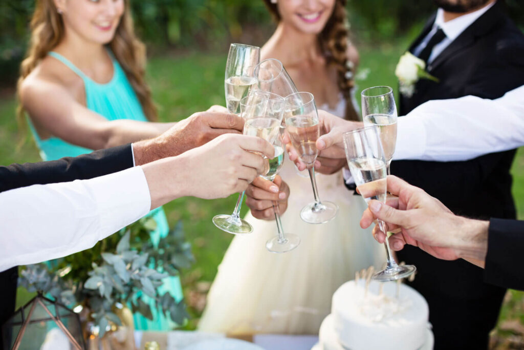 Anstossen auf die Hochzeit mit den Freunden