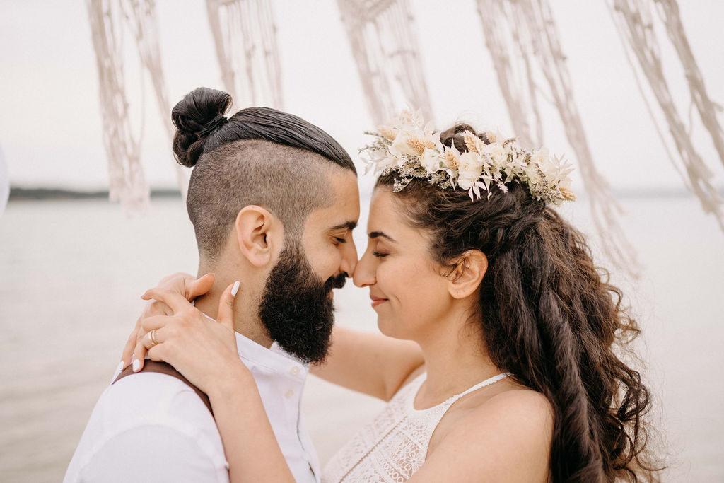 Brautpaar genießt den Moment nach dem Kuss