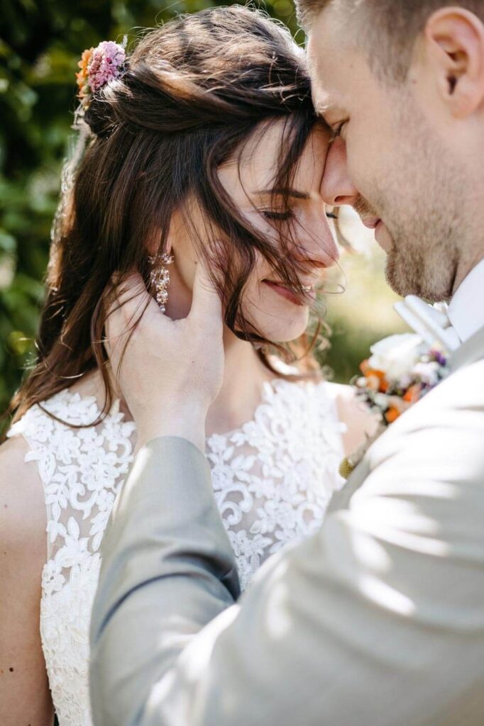 Verliebtes Brautpaar kurz vor ihrem Kuss