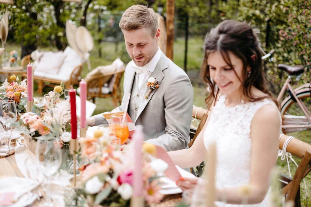 Brautpaar genießt Essen und Getränke