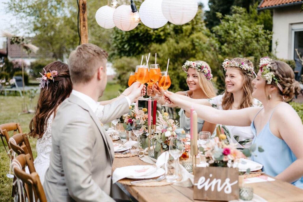 Brautpaar und Brautjungfern stoßen gemeinsam an