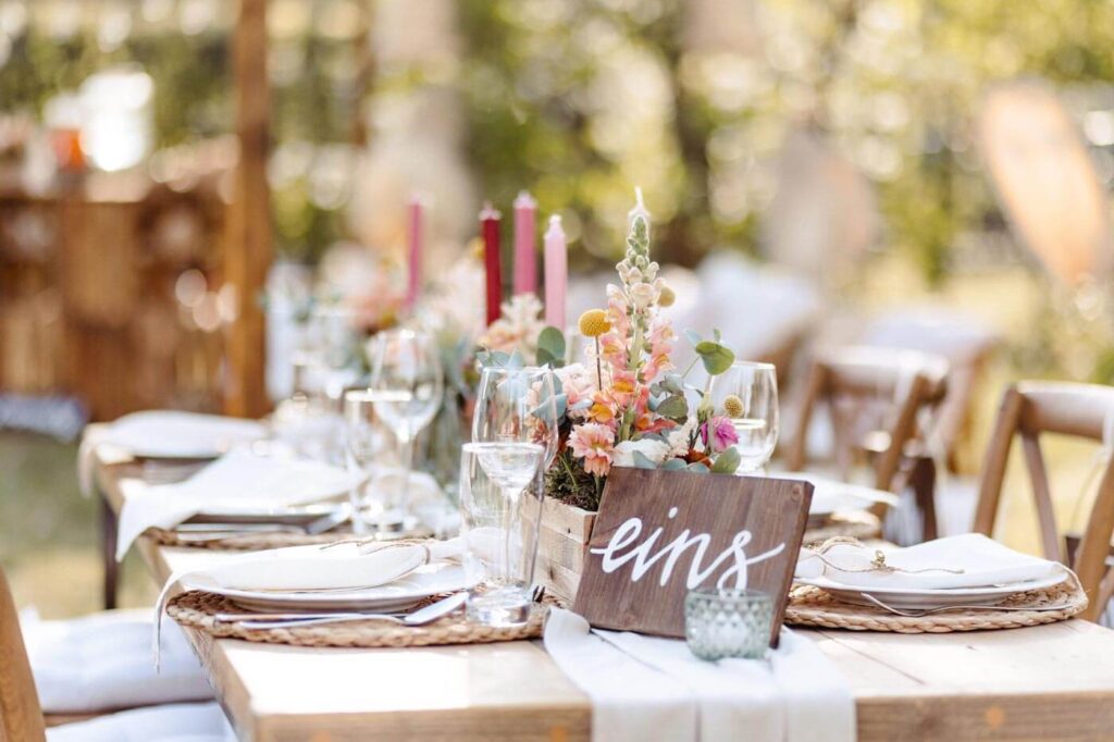 Tischdekoration bei einer Gartenhochzeit
