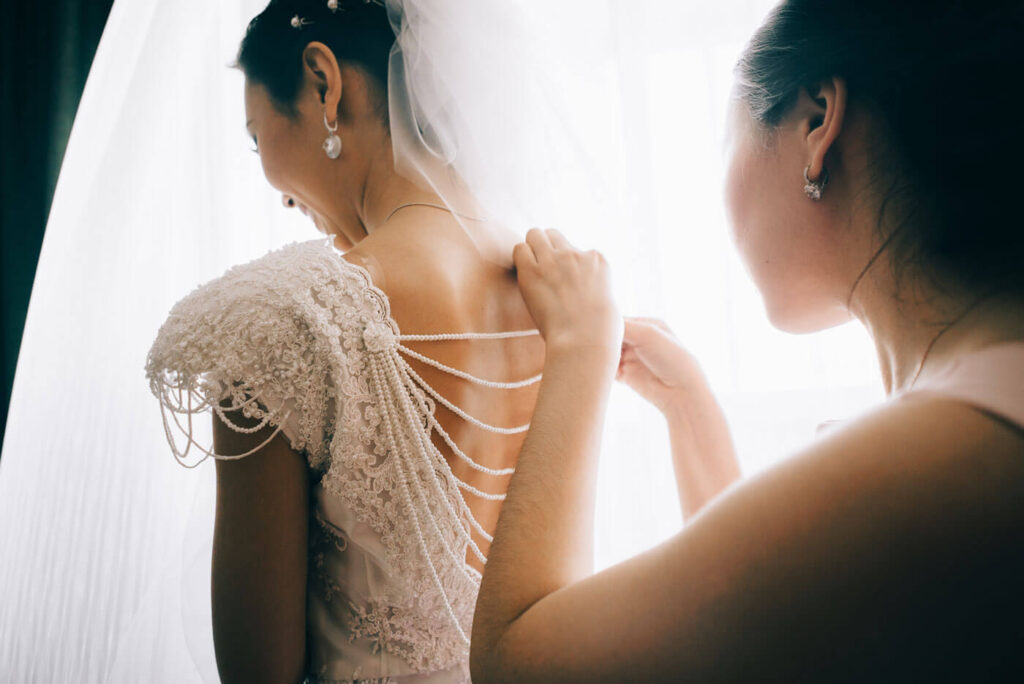 Vorbereitung der Braut auf die Trauung