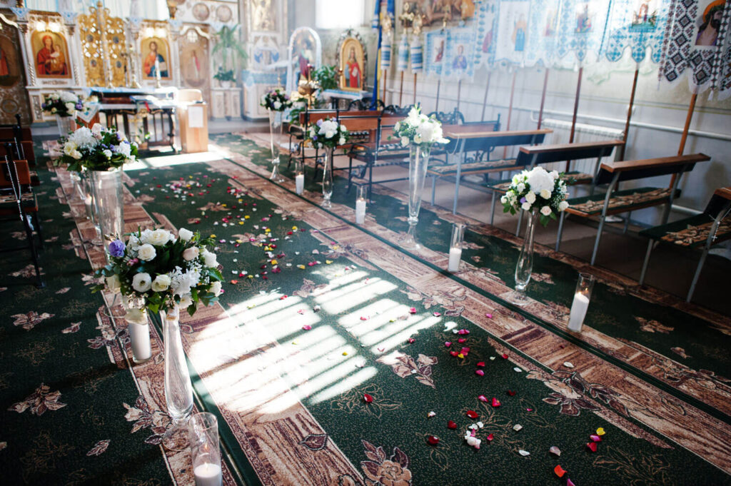 Dekorierte Kirche für die Trauung
