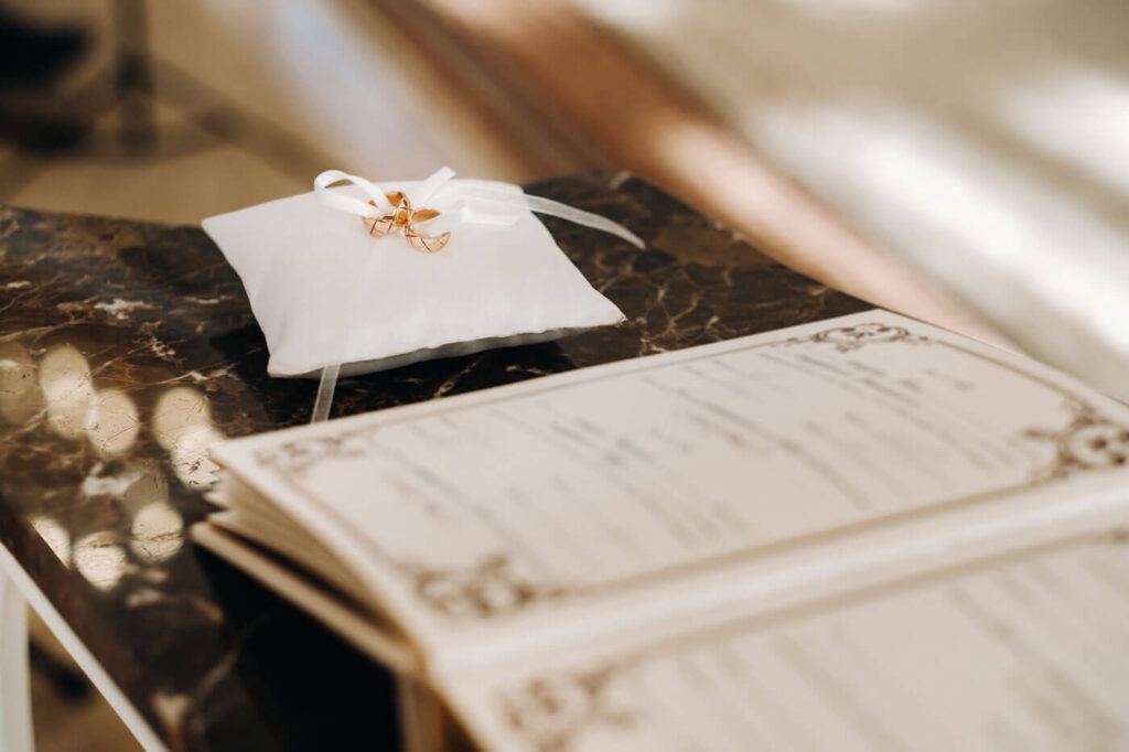 Ehering mit dem Buch des Standesamts zum Unterzeichnen