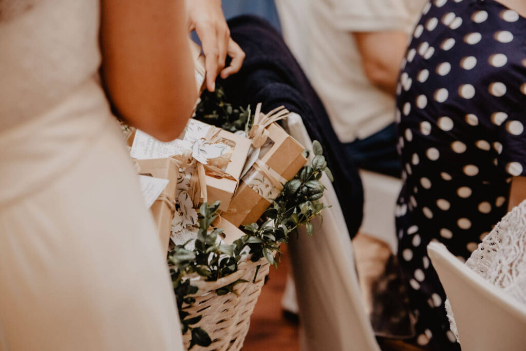 Braut erhält einen Geschenkkorb