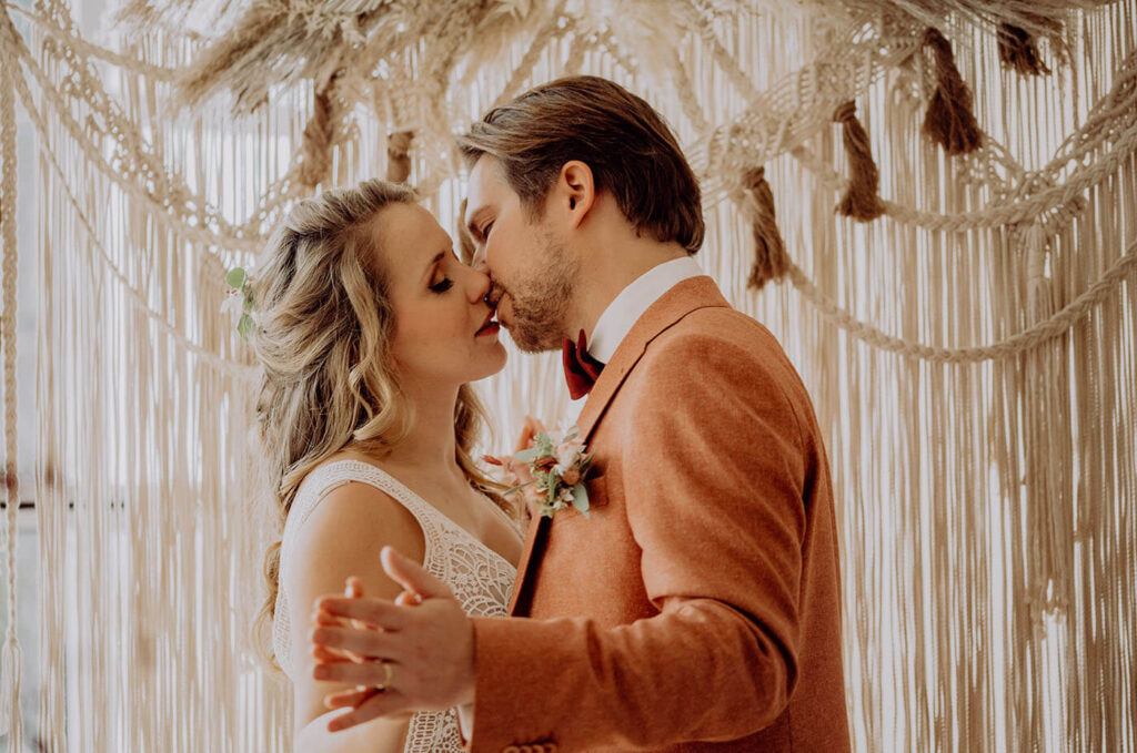 Hochzeitspaar küsst sich nach der Zeremonie