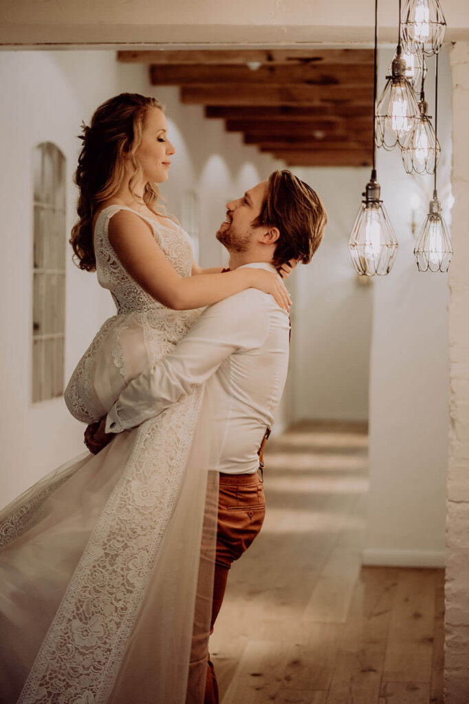 Braut wird von Bräutigam getragen