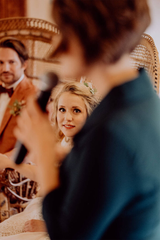 Braut schaut zur Traurednerin