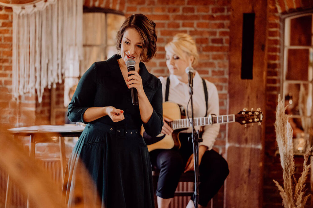 Freie Rednerin hält Ihre Traurede