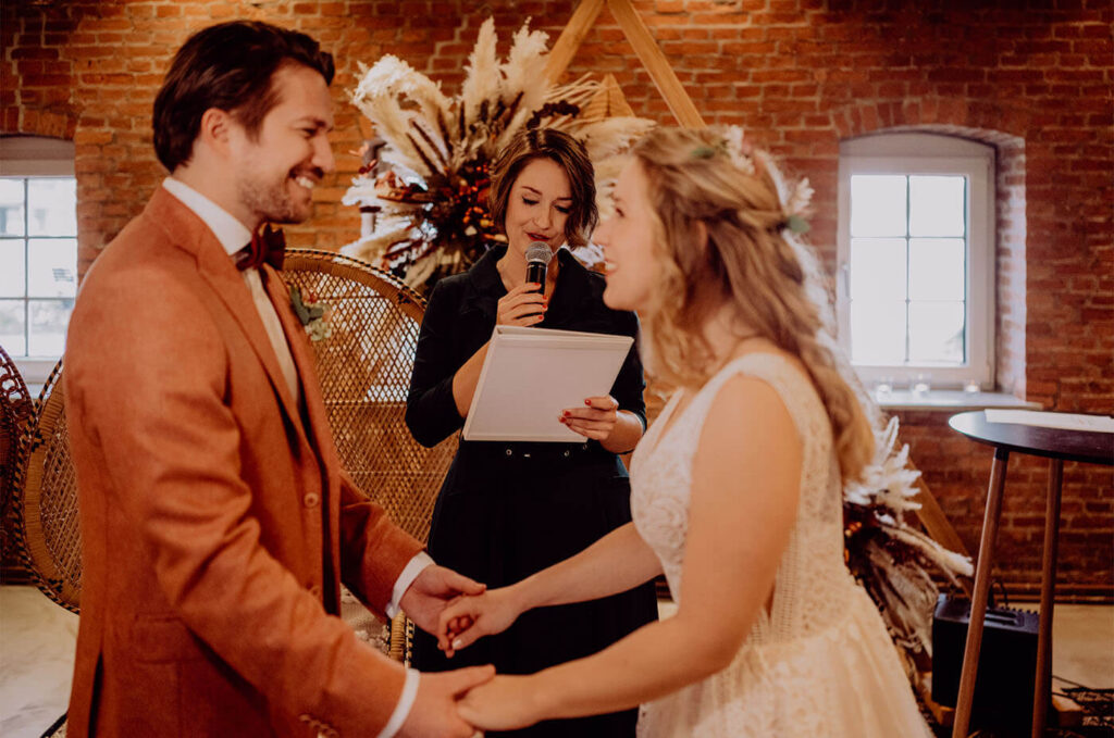 Brautpaar gibt sich das Ja-Wort bei der Trauung