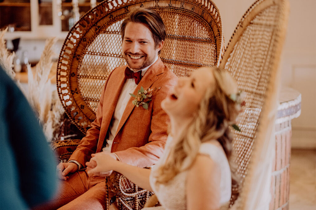 Brautpaar amüsiert sich bei der Traurede