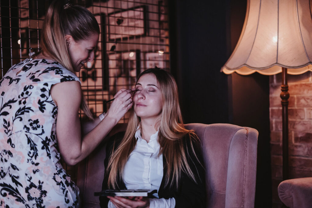 Braut bei ihrem Brautprobentermin Braut bei ihrem Brautprobentermin