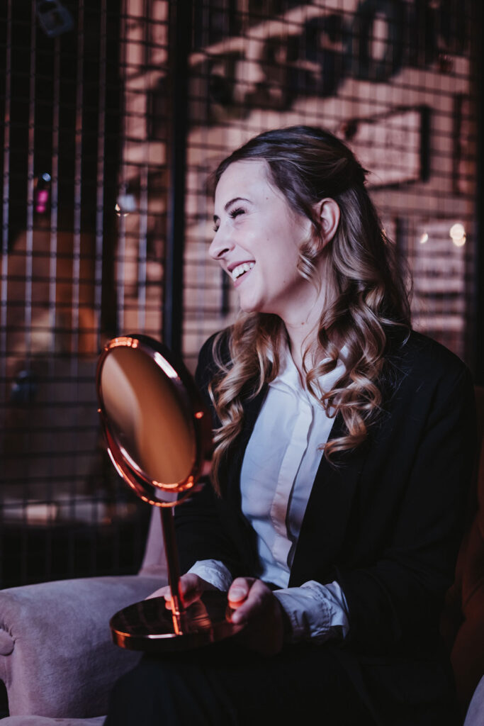 Braut freüut sich über das gelungene Braut Make-Up Braut freüut sich über das gelungene Braut Make-Up