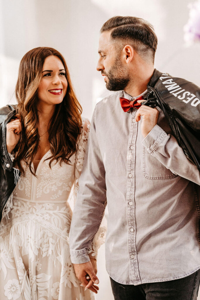 Glückliches Hochzeitspaar mit Lederjacken