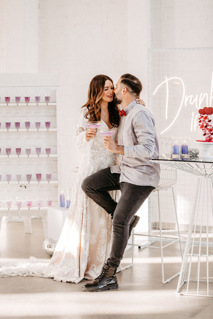 Brautpaar vor einer Sektbar