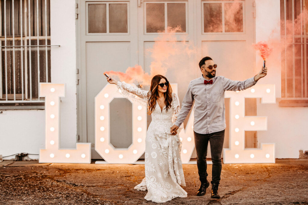 Hochzeitspaar feiert ihre Hochzeit 