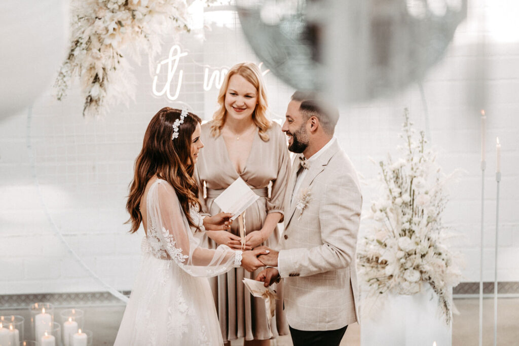 Glückliches Ehepaar vor dem Altar