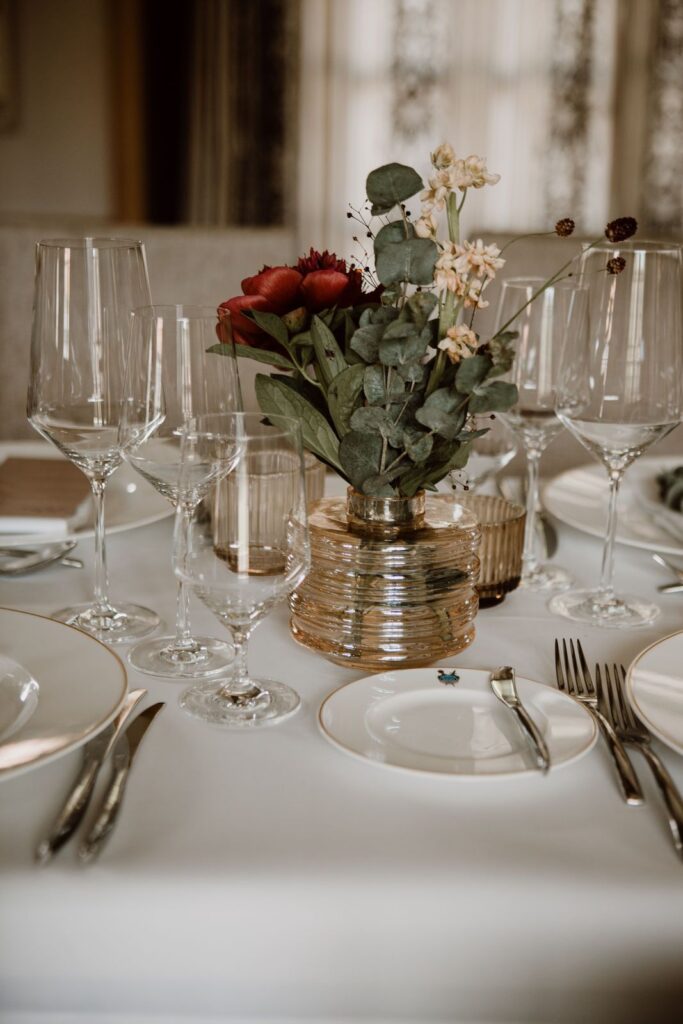 Eine Rose in einer Vase als Tischdekoration