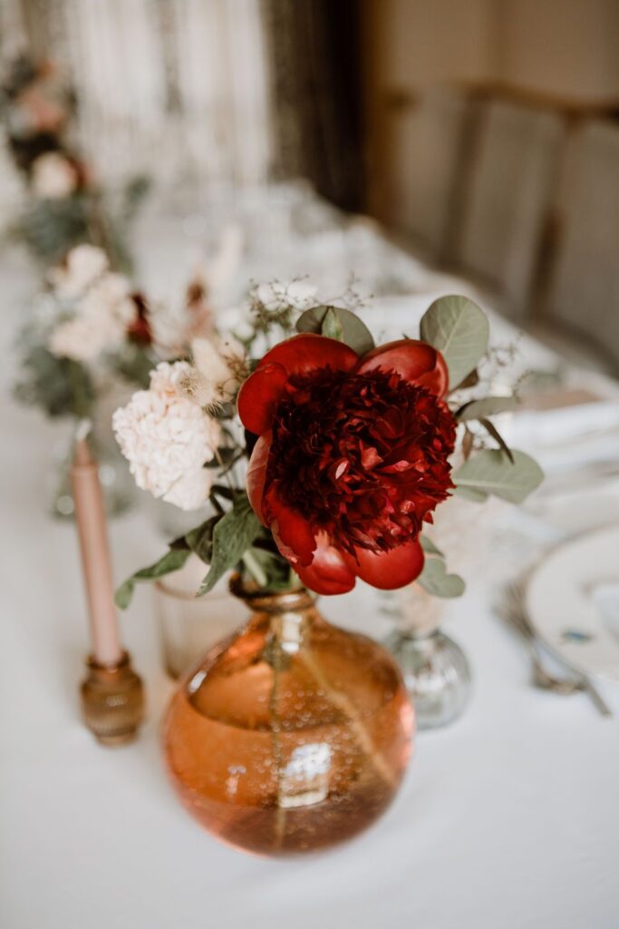 Platzierung einer Rose als Tischdekoration