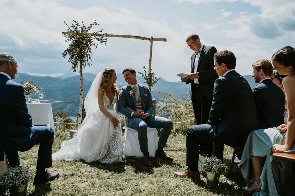 Professioneller Trauredner bei der Trauzeremonie