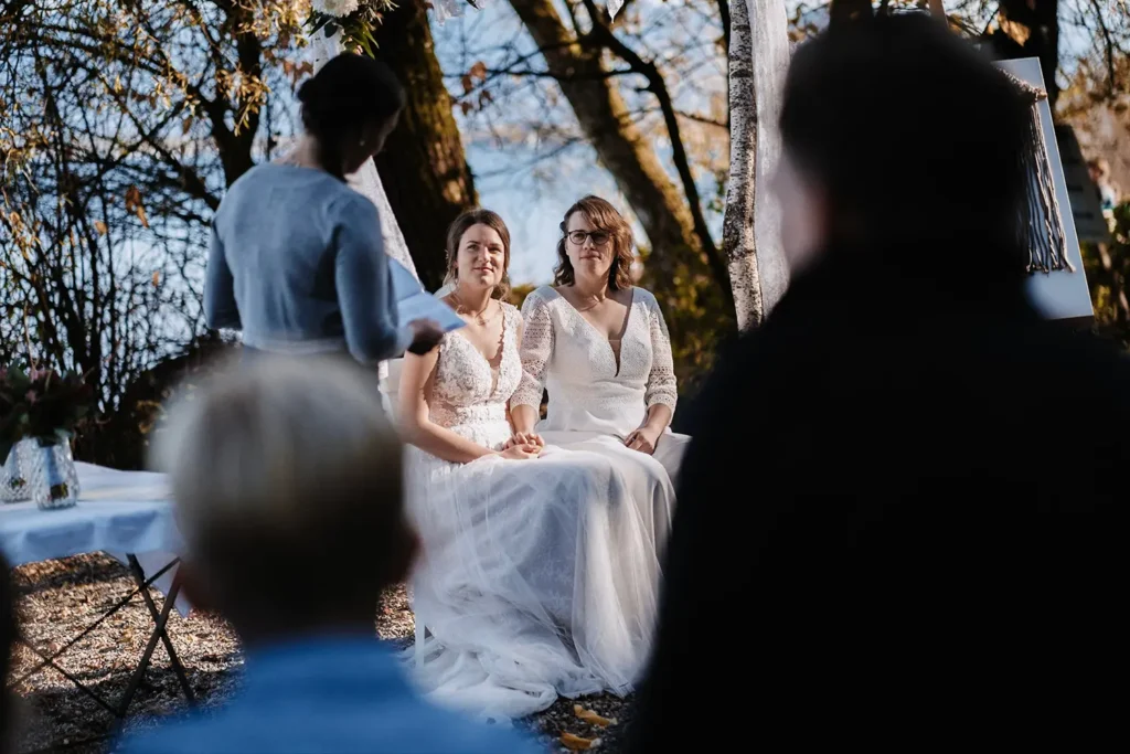 Hochzeitspaar bei der Traurede 