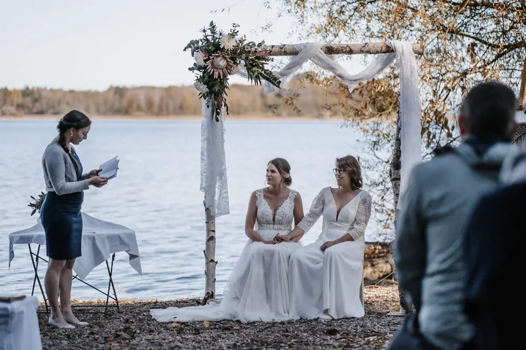 Hochzeitspaar und Traurednerin bei der freien Trauung