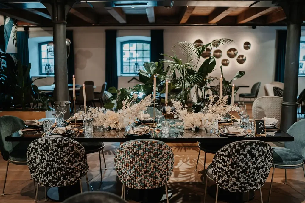 Gedeckter Tisch mit voller Dekoration